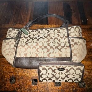 COACH PARK SIGNATURE CARRIE TOTE F28728
SILVER/KHAKI/MAHOGANY with WALLET